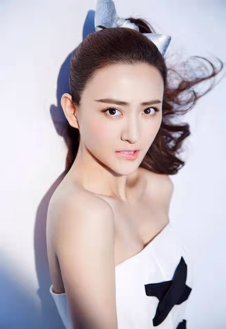 本是楊冪女助理,卻因「顏值太高」被導演相中,與胡歌搭檔後更是一炮而紅