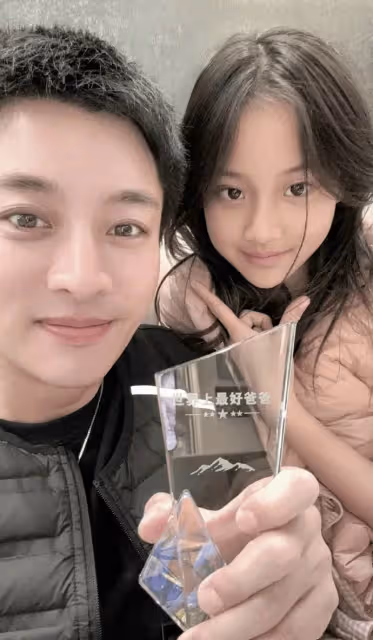 賈乃亮收到女兒甜馨的父親節祝福，透露開心地把洗面奶當牙膏刷