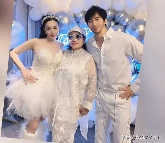 鍾麗緹為張倫碩慶父親節，倆女兒與繼父暖心同框，四口人越長越像
