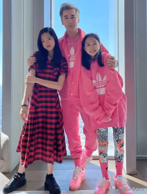 鍾麗緹為張倫碩慶父親節，倆女兒與繼父暖心同框，四口人越長越像
