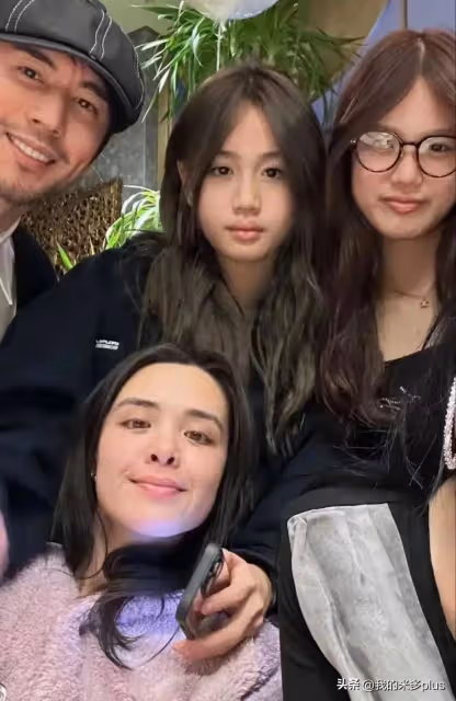 鍾麗緹為張倫碩慶父親節，倆女兒與繼父暖心同框，四口人越長越像