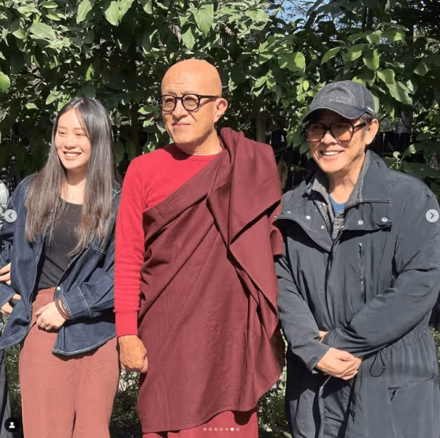 李連杰帶利智上山閉關修行,祈願世界和平!夫妻靜坐也要十指緊扣