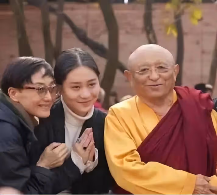 李連杰帶利智上山閉關修行,祈願世界和平!夫妻靜坐也要十指緊扣