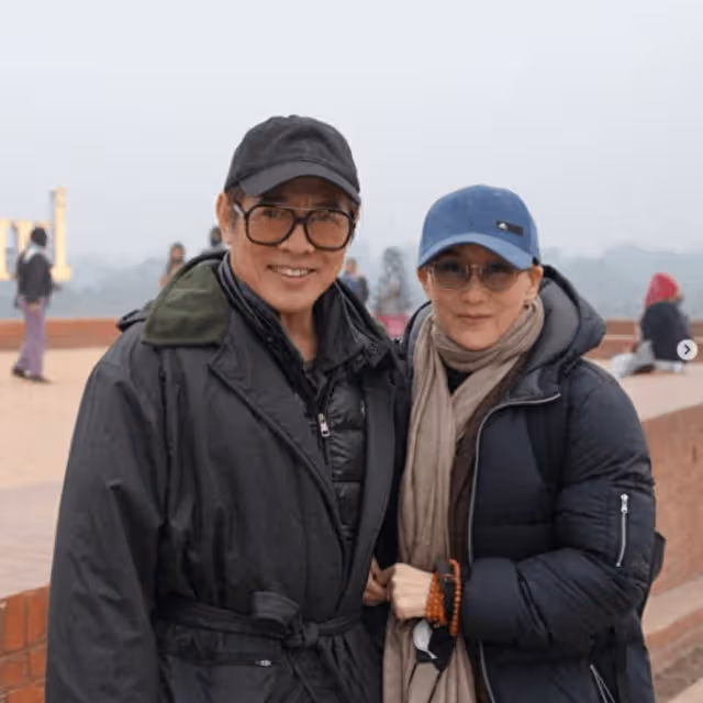 李連杰帶利智上山閉關修行,祈願世界和平!夫妻靜坐也要十指緊扣