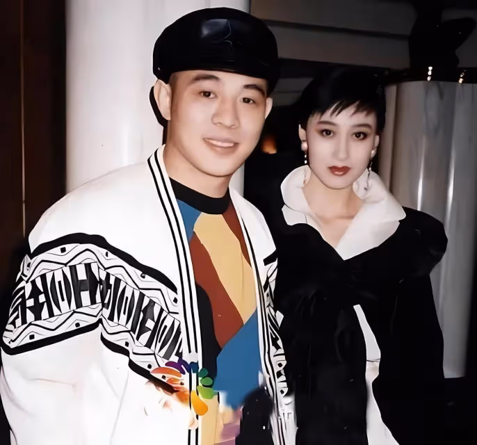 李連杰帶利智上山閉關修行,祈願世界和平!夫妻靜坐也要十指緊扣