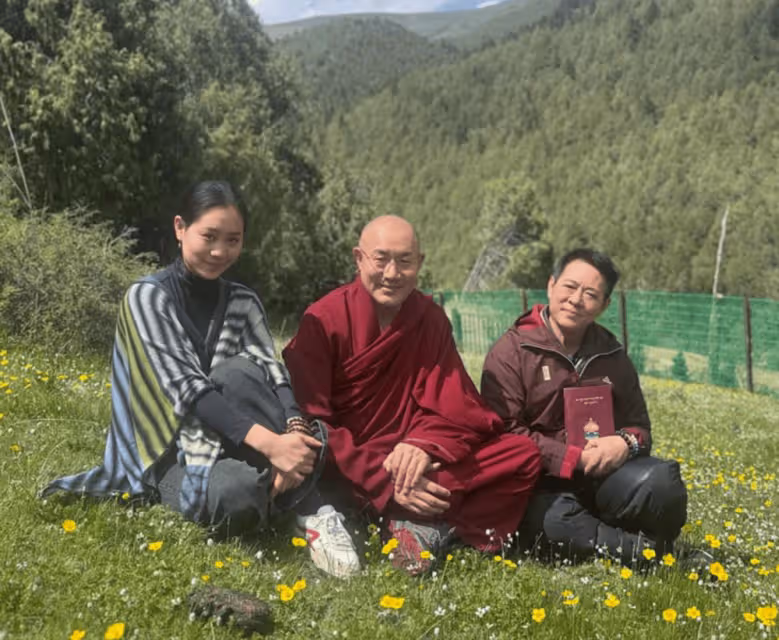 李連杰帶利智上山閉關修行,祈願世界和平!夫妻靜坐也要十指緊扣