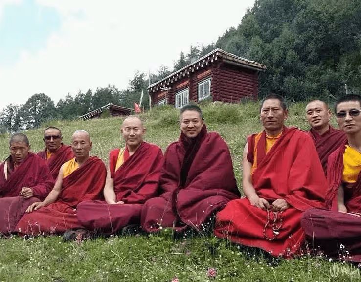 李連杰帶利智上山閉關修行,祈願世界和平!夫妻靜坐也要十指緊扣