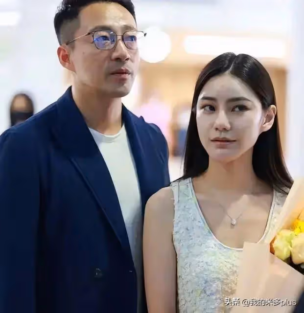 汪小菲周末帶娃郊遊，8歲汪希箖高鼻樑側臉帥氣，小玥兒腿曬黑了