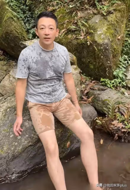 汪小菲周末帶娃郊遊，8歲汪希箖高鼻樑側臉帥氣，小玥兒腿曬黑了