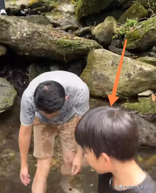 汪小菲周末帶娃郊遊，8歲汪希箖高鼻樑側臉帥氣，小玥兒腿曬黑了