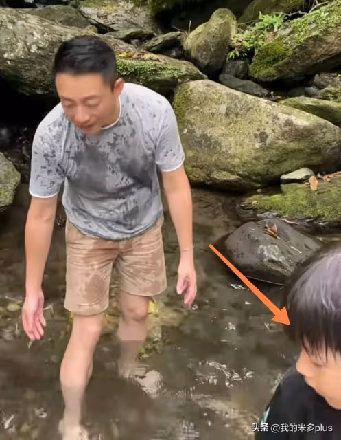 汪小菲周末帶娃郊遊，8歲汪希箖高鼻樑側臉帥氣，小玥兒腿曬黑了