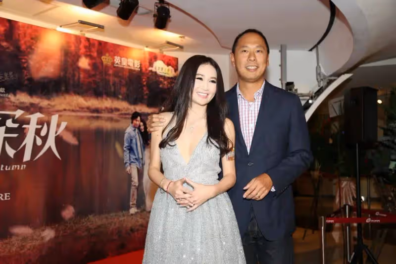 TVB「一代女神」嫁入豪門24年，拒絕生孩子，卻領養遺棄孤兒視如己出