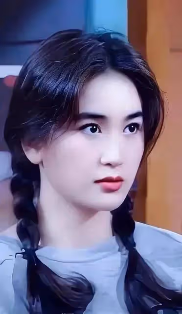 TVB「一代女神」嫁入豪門24年，拒絕生孩子，卻領養遺棄孤兒視如己出