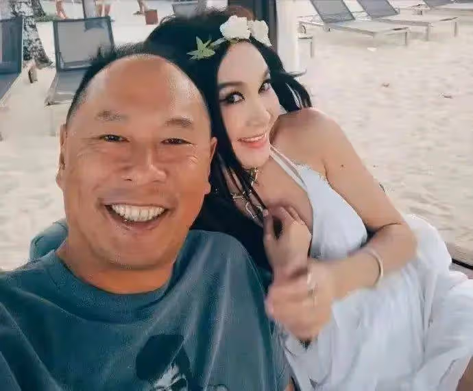 TVB「一代女神」嫁入豪門24年，拒絕生孩子，卻領養遺棄孤兒視如己出