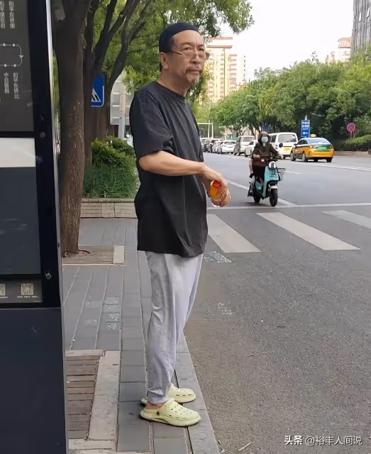 公交站偶遇陳曉旭68歲前夫!穿拖鞋鬍子拉碴,老戲骨卻毫無明星范