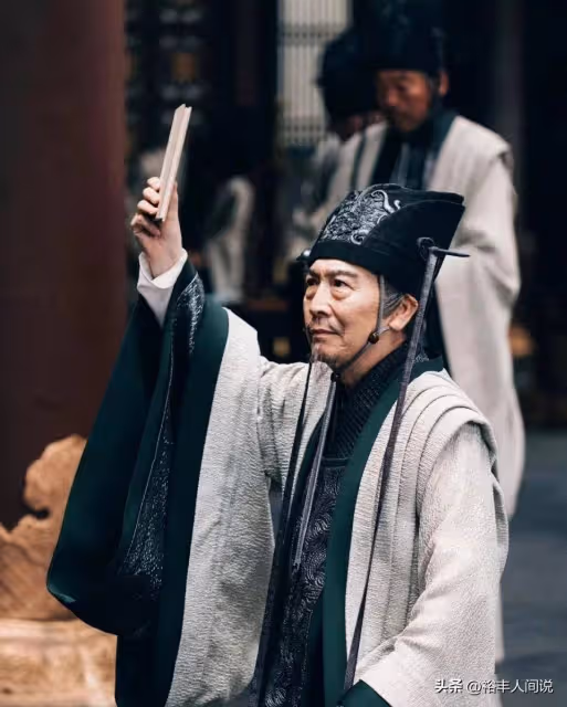 公交站偶遇陳曉旭68歲前夫!穿拖鞋鬍子拉碴,老戲骨卻毫無明星范