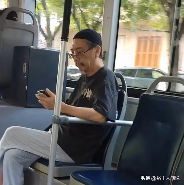公交站偶遇陳曉旭68歲前夫!穿拖鞋鬍子拉碴,老戲骨卻毫無明星范