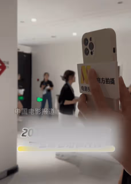 和好了?周也上影節紅毯與「六公主」碰拳互動 曾疑似無視對方鏡頭