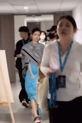 和好了?周也上影節紅毯與「六公主」碰拳互動 曾疑似無視對方鏡頭