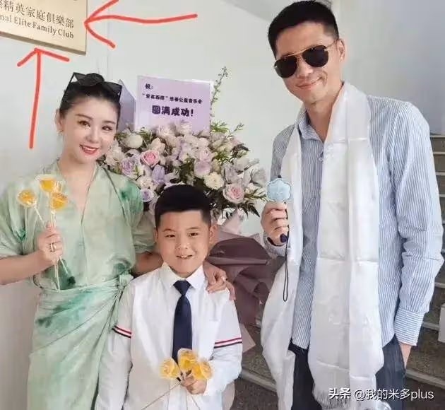 李小萌6歲兒子鋼琴演出,王雷親吻孩子超有愛,父子面相一模一樣