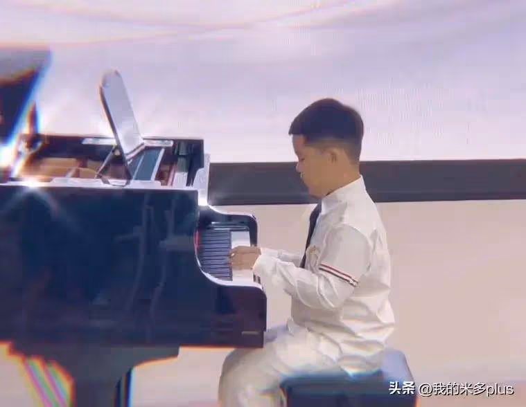 李小萌6歲兒子鋼琴演出,王雷親吻孩子超有愛,父子面相一模一樣