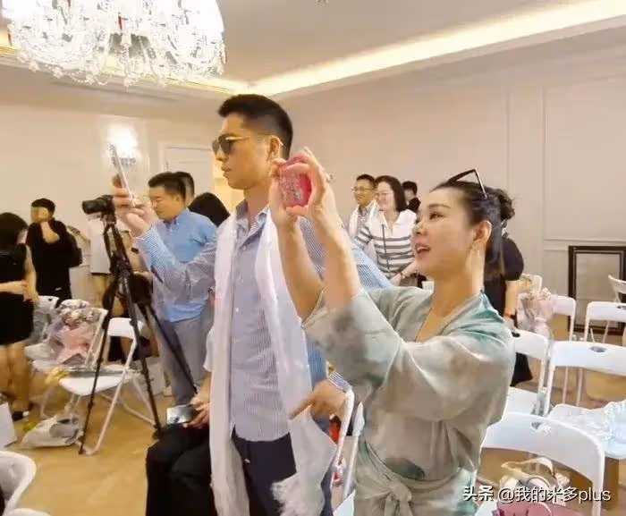 李小萌6歲兒子鋼琴演出,王雷親吻孩子超有愛,父子面相一模一樣