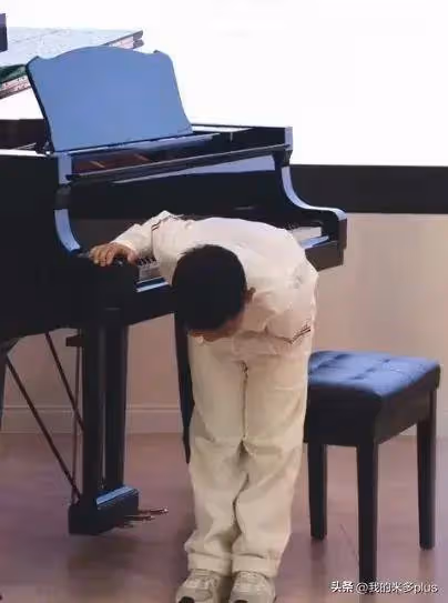 李小萌6歲兒子鋼琴演出,王雷親吻孩子超有愛,父子面相一模一樣