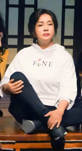 劉曉慶現身機場,穿修身褲雙腿纖細胯太大,一身明黃色T恤真顯黑