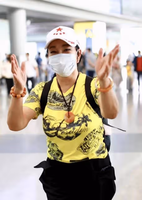 劉曉慶現身機場,穿修身褲雙腿纖細胯太大,一身明黃色T恤真顯黑
