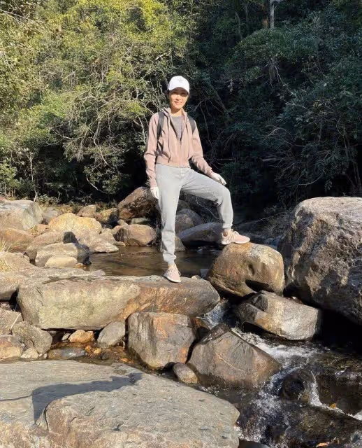 闊太黎姿曬美照!穿露臍上衣搭健美褲秀好身材,49歲腰部沒贅肉