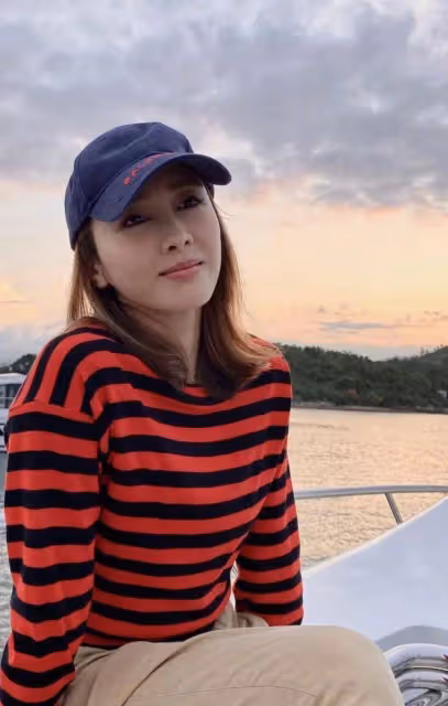闊太黎姿曬美照!穿露臍上衣搭健美褲秀好身材,49歲腰部沒贅肉