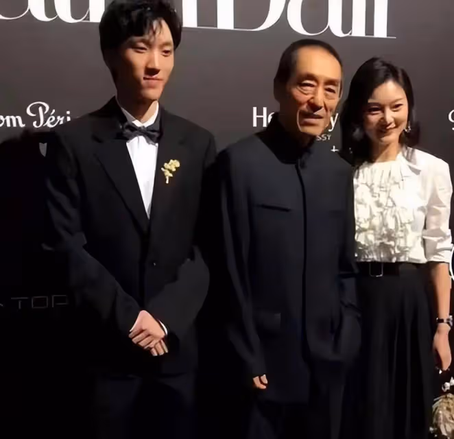 陳婷42歲生日真隆重,戴全套珠寶穿禮服,張藝謀手臂青筋突兀搶鏡