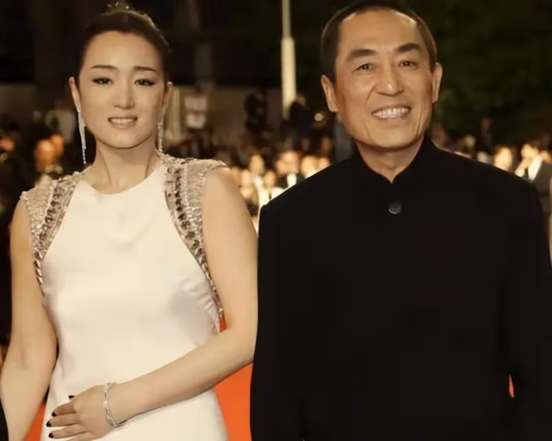 陳婷42歲生日真隆重,戴全套珠寶穿禮服,張藝謀手臂青筋突兀搶鏡