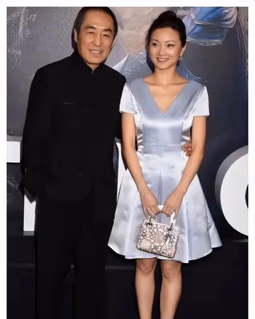 陳婷42歲生日真隆重,戴全套珠寶穿禮服,張藝謀手臂青筋突兀搶鏡
