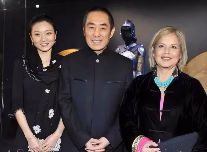 陳婷42歲生日真隆重,戴全套珠寶穿禮服,張藝謀手臂青筋突兀搶鏡
