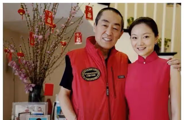 陳婷42歲生日真隆重,戴全套珠寶穿禮服,張藝謀手臂青筋突兀搶鏡
