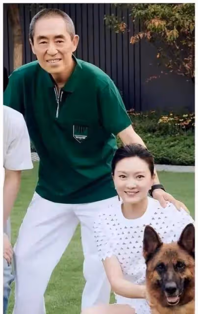 陳婷42歲生日真隆重,戴全套珠寶穿禮服,張藝謀手臂青筋突兀搶鏡