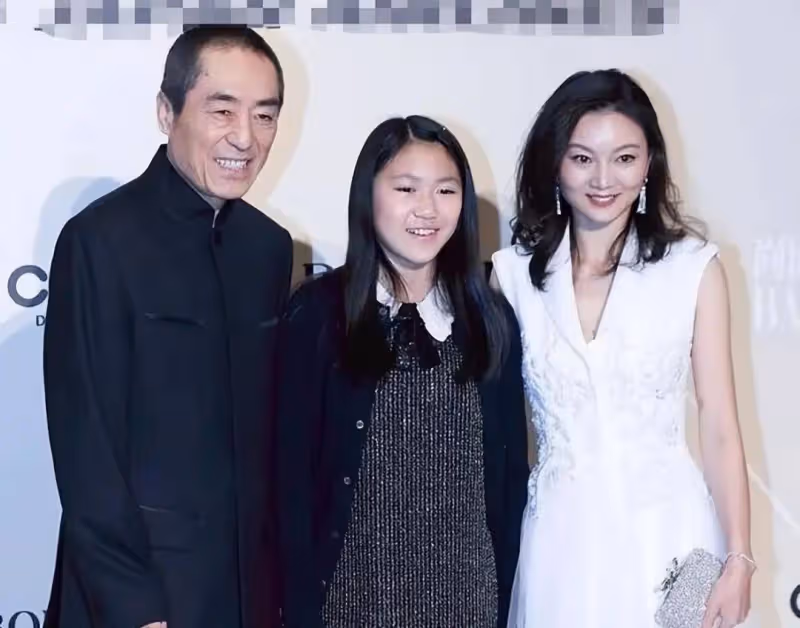 陳婷42歲生日真隆重,戴全套珠寶穿禮服,張藝謀手臂青筋突兀搶鏡