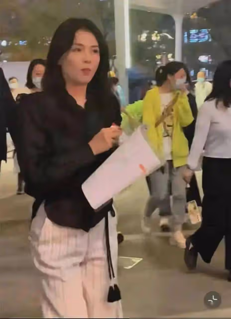 劉濤在片場被拍,又矮又胖五官普通跟路人無異,走路姿勢太不優雅