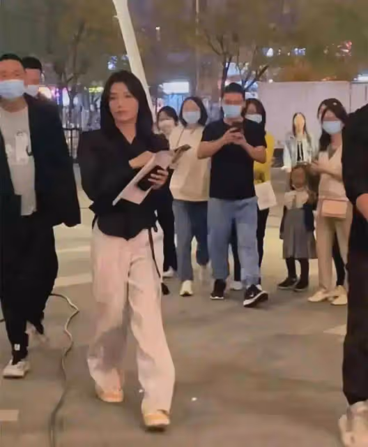 劉濤在片場被拍,又矮又胖五官普通跟路人無異,走路姿勢太不優雅