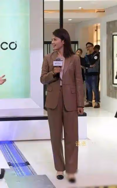 劉濤在片場被拍,又矮又胖五官普通跟路人無異,走路姿勢太不優雅