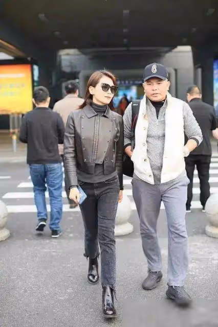劉濤在片場被拍,又矮又胖五官普通跟路人無異,走路姿勢太不優雅