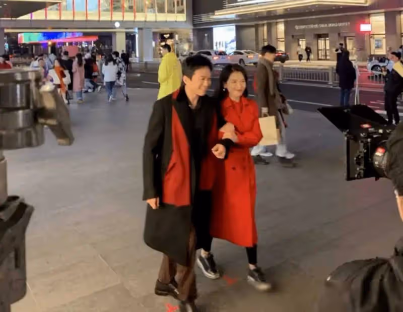 劉濤在片場被拍,又矮又胖五官普通跟路人無異,走路姿勢太不優雅