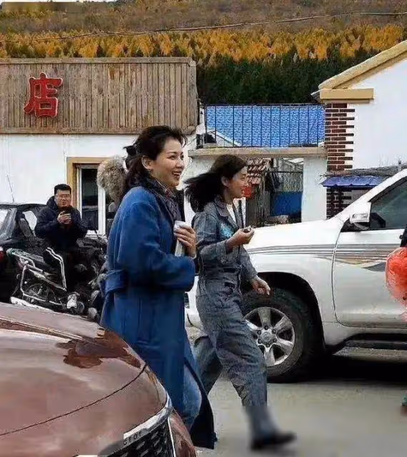 劉濤在片場被拍,又矮又胖五官普通跟路人無異,走路姿勢太不優雅