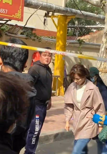 劉濤在片場被拍,又矮又胖五官普通跟路人無異,走路姿勢太不優雅