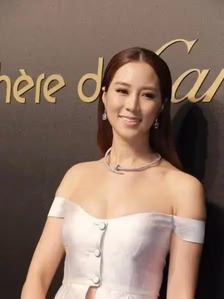 徐子淇與富商老公合影太敢穿，豐滿身材穿薄紗挖洞裙，真豁得出去