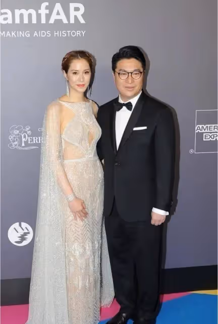 徐子淇與富商老公合影太敢穿，豐滿身材穿薄紗挖洞裙，真豁得出去