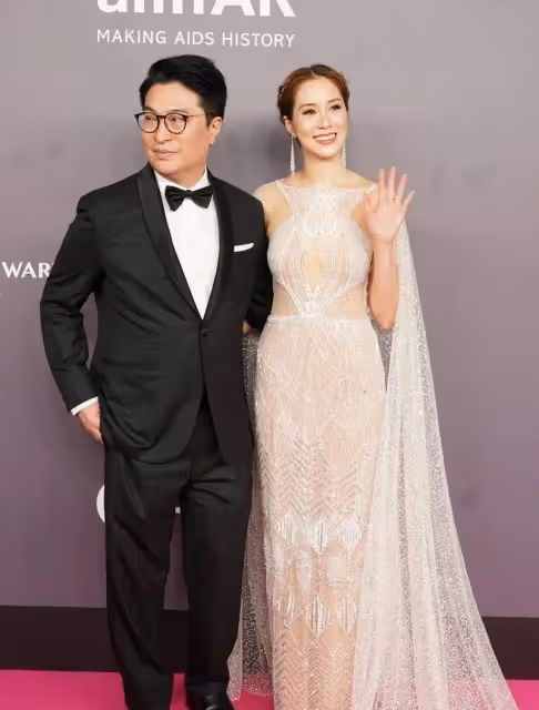 徐子淇與富商老公合影太敢穿，豐滿身材穿薄紗挖洞裙，真豁得出去