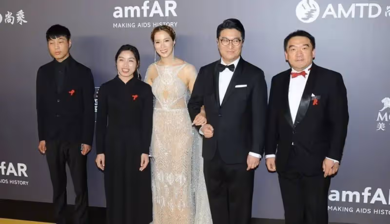 徐子淇與富商老公合影太敢穿，豐滿身材穿薄紗挖洞裙，真豁得出去