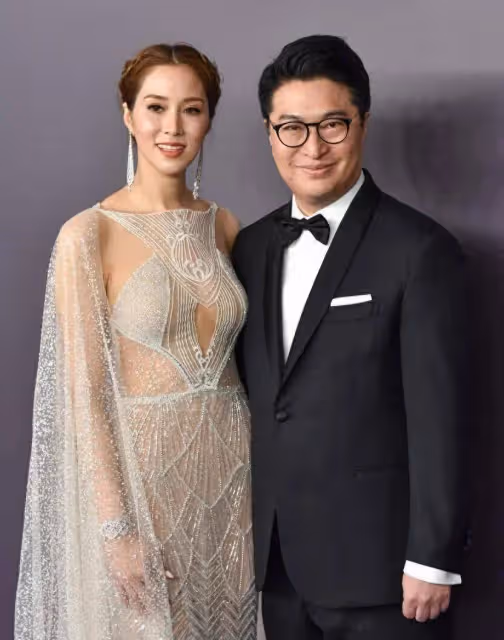 徐子淇與富商老公合影太敢穿,豐滿身材穿薄紗挖洞裙,真豁得出去